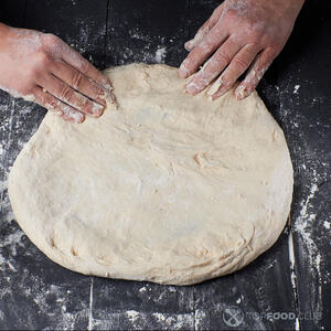 защепить края теста