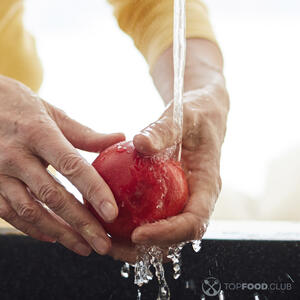 моет яблоко