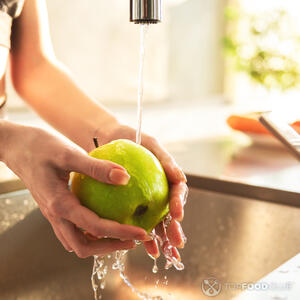 моет яблоко