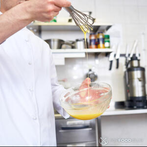 перемешать желток с молоком