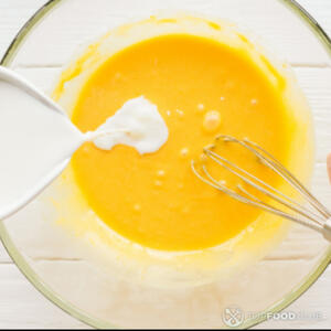 соединить желток  с молоком