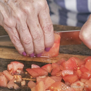 нарезает помидоры