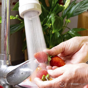 моет клубнику