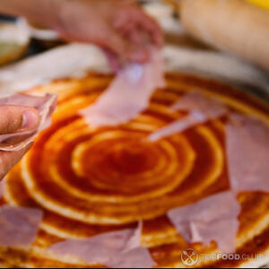 на соус положить ветчину