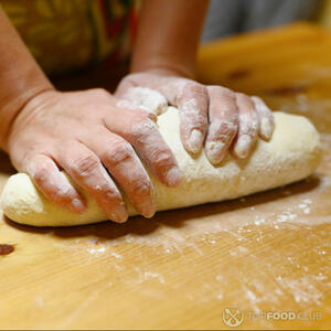 месить тесто руками