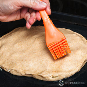 смазать верх пиццы кисточкой