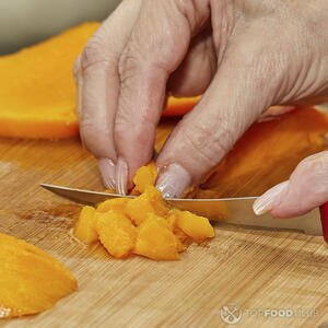 нарезает манго