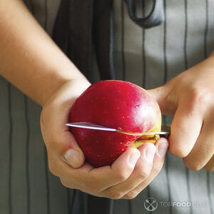 нарезает кр яблоко