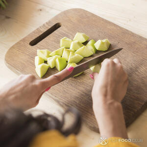 нарезает зел яблоко