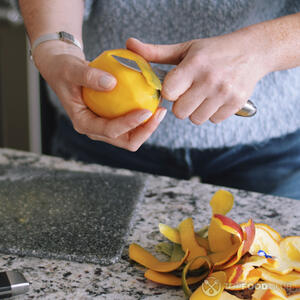 чистит манго