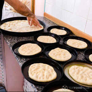 подготовить основу для пиццы