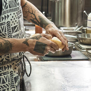 чистит грейпфрут