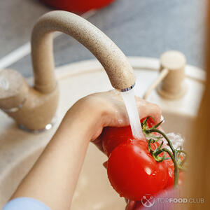 моет помидоры