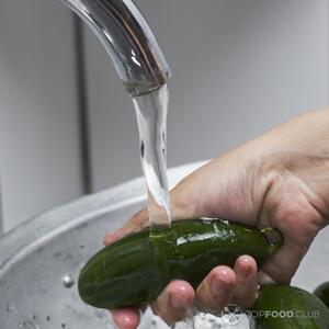 моет огурцы