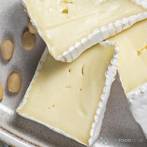 нарезанный сыр бри