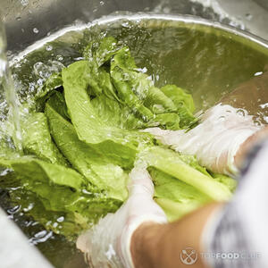 моет листья салата