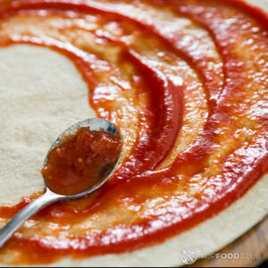 нанести томатный соус