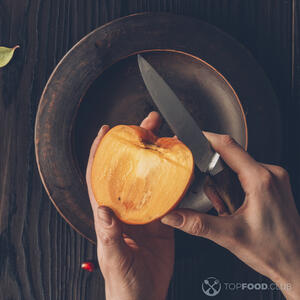 нарезает хурму