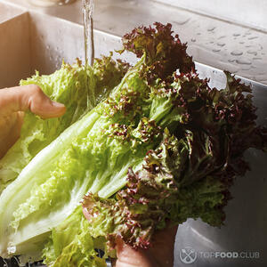 моет листья салата