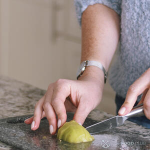 нарезает киви