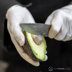 удаляет косточку