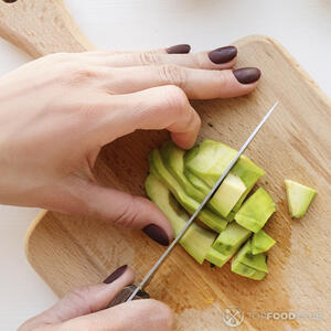 нарезает авокадо