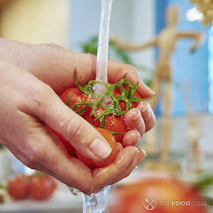 моет помидоры