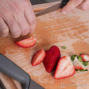 нарезает клубнику