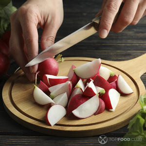 нарезает редиску