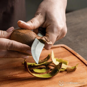 чистит киви