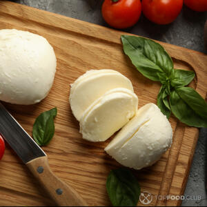 нарезанная моцарелла и базилик