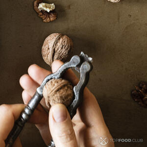 чистит грецкий орех