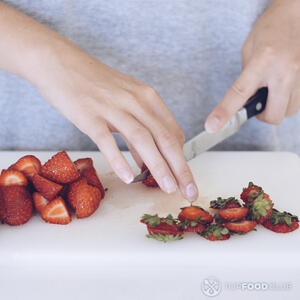 отрезает хвостики