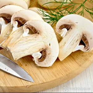 разложить нарезанные грибы