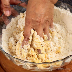 месить тесто руками