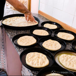 тесто распределить руками