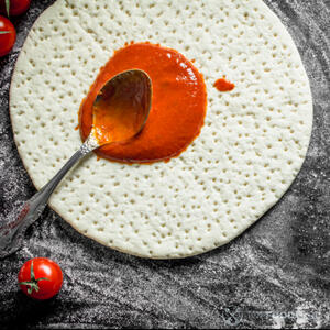 нанести соус на основу