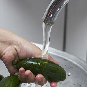 моет огурец