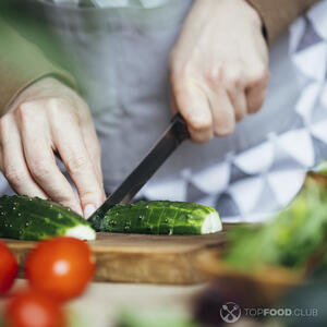 нарезает огурец