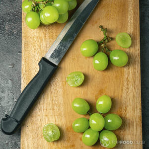 нарезает виноград