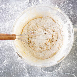 перемешать тесто