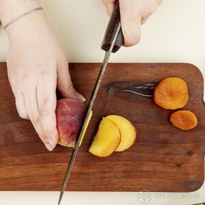 нарезает персик