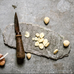 нарезанный чеснок