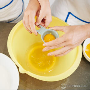 отделить желток от белка