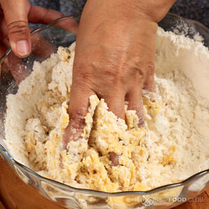 месить тесто руками