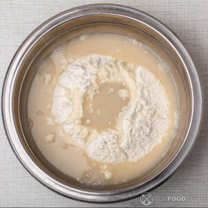 воду с дрожжами добавить в муку