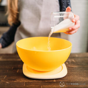 к желтку всыпать сахар