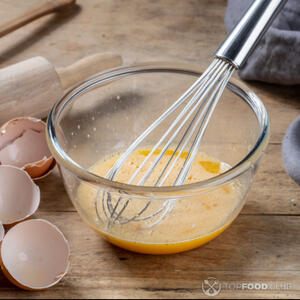 взбить желток с сахаром