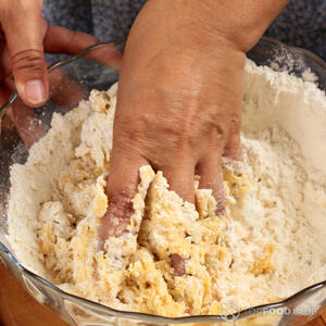 месить тесто руками