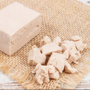 раскрошить свежие дрожжи